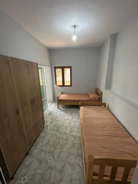 Tirane, jepet me qera apartament 2+1 Kati 1, 100 m² 550 € (ISH PARKU I AUTOBUZAVE)