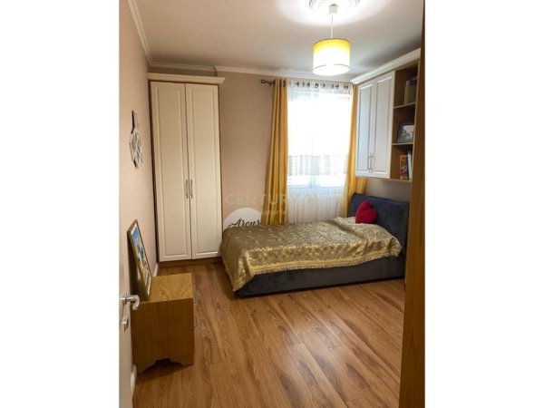 Tirane, jepet me qera apartament 2+1 Kati 5, 105 m² 700 € (Liqeni i Thate)