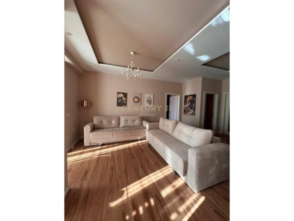 Tirane, jepet me qera apartament 2+1 Kati 5, 105 m² 700 € (Liqeni i Thate)