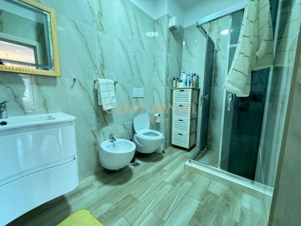 Tirane, jepet me qera apartament 2+1 Kati 5, 105 m² 700 € (Liqeni i Thate)