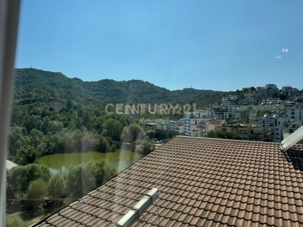 Tirane, jepet me qera apartament 2+1 Kati 5, 105 m² 700 € (Liqeni i Thate)