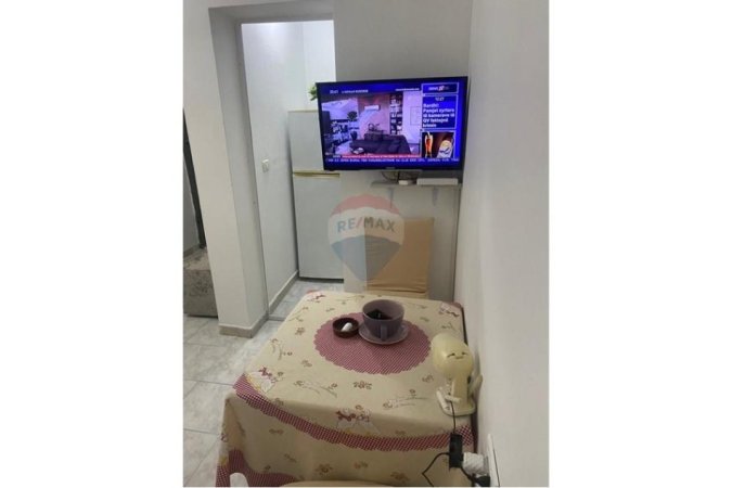 Tirane, jepet me qera 1+1 Kati 1, 50 m² 400 € 