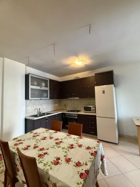 Tirane, jap me qera apartament 2+1+Ballkon Kati 1, 90 m² 600 € (Selvia, pranë Observatorit)