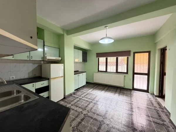 Tirane, jepet me qera zyre Kati 1, 120 m² 650 € 