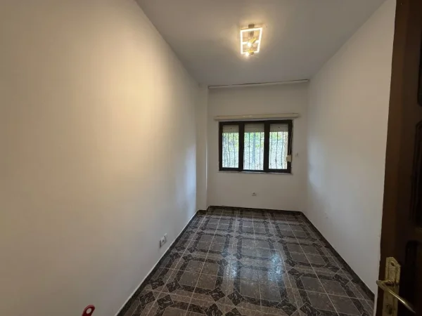 Tirane, jepet me qera zyre Kati 1, 120 m² 650 € 