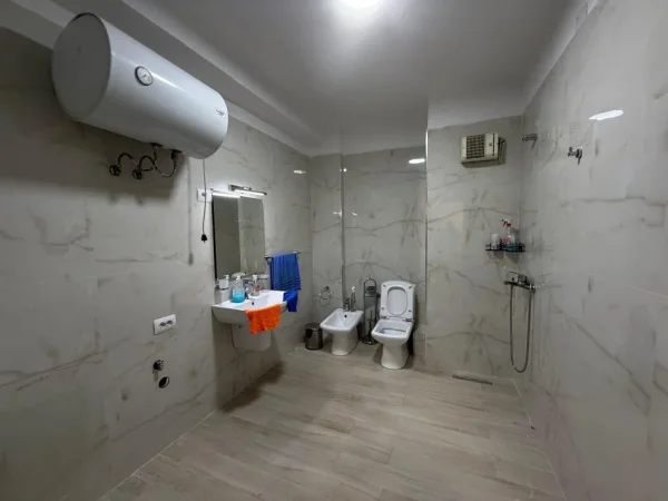 Tirane, jepet me qera zyre Kati 1, 120 m² 650 € 