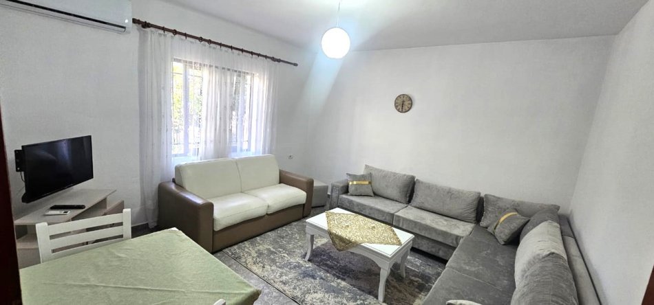 Jepet  me Qira Hyrja 1+1 tek Ish Parku i Autobuzeve ne Rrugen e Kavajes  Kati 1, 60 m² 500 €uro