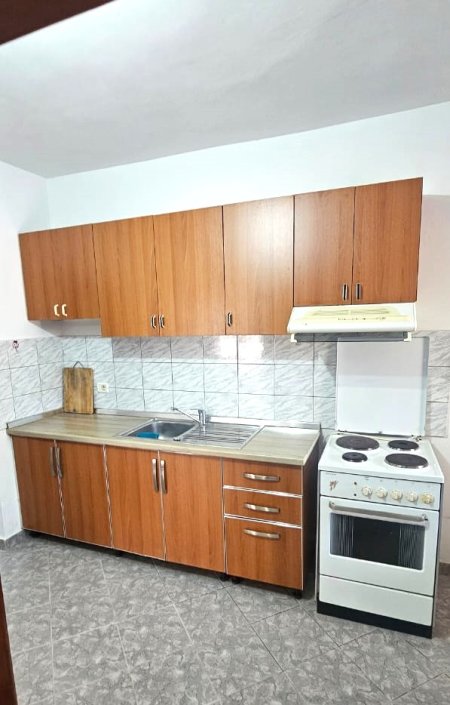 Jepet  me Qira Hyrja 1+1 tek Ish Parku i Autobuzeve ne Rrugen e Kavajes  Kati 1, 60 m² 500 €uro
