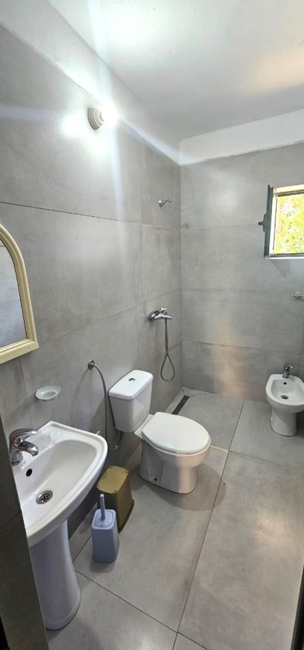 Jepet  me Qira Hyrja 1+1 tek Ish Parku i Autobuzeve ne Rrugen e Kavajes  Kati 1, 60 m² 500 €uro