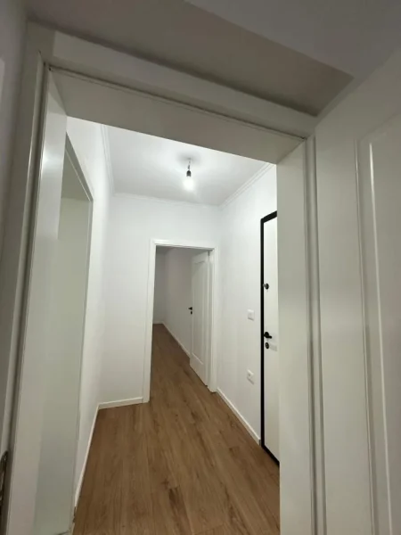 Tirane, shitet apartament 1+1+Ballkon Kati 3, 55 m² 153.000 € (Bulevardi Zogu I, prane Ministrisë së Drejtësisë)