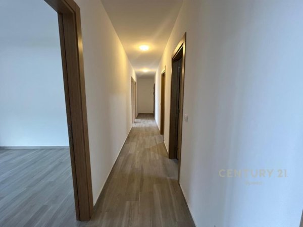 Tirane, jepet me qera apartament 3+1 Kati 5, 113 m² 530 € (Rr. 5 Maji)