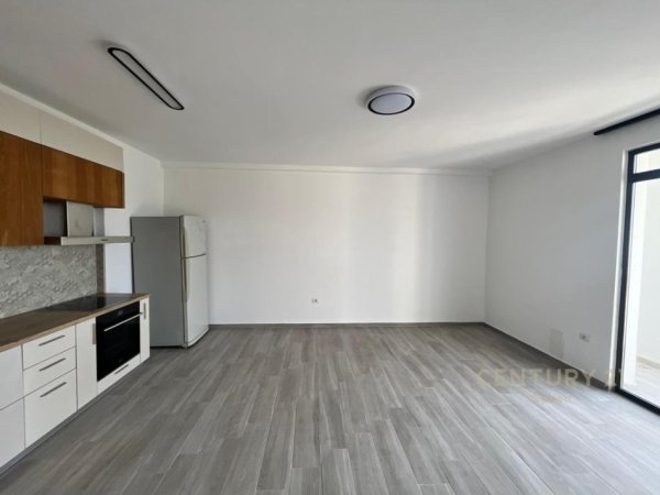 Tirane, jepet me qera apartament 3+1 Kati 5, 113 m² 530 € (Rr. 5 Maji)