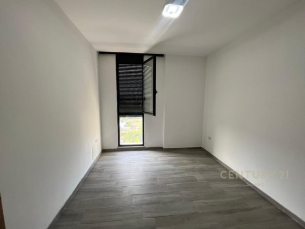 Tirane, jepet me qera apartament 3+1 Kati 5, 113 m² 530 € (Rr. 5 Maji)