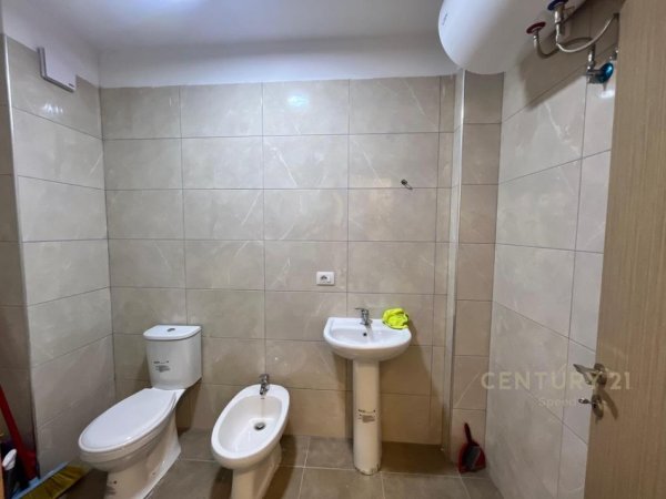 Tirane, jepet me qera apartament 3+1 Kati 5, 113 m² 530 € (Rr. 5 Maji)