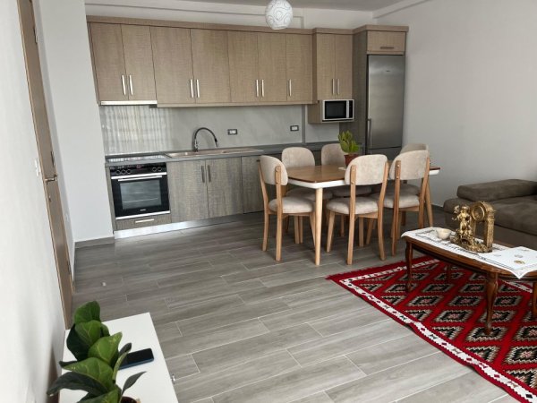 Tirane, jepet me qera apartament 3+1+Ballkon Kati 3, 110 m² 700 € (Rruga 5 Maji/Pallatet e Rindertimit)