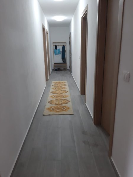 Tirane, jepet me qera apartament 3+1+Ballkon Kati 3, 110 m² 700 € (Rruga 5 Maji/Pallatet e Rindertimit)