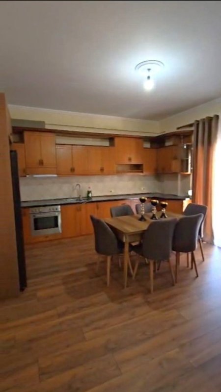 Tirane, jepet me qera apartament 2+1+Ballkon Kati 4, 140 m² 610 € (Kodra e Priftit/Rr.Kokonozeve)