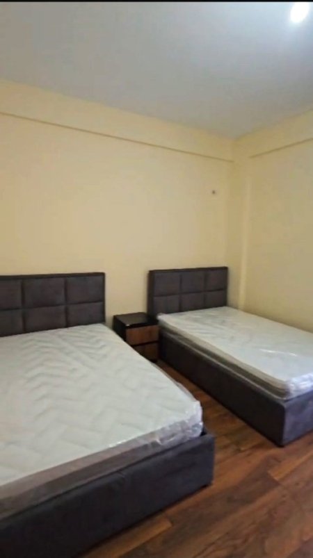 Tirane, jepet me qera apartament 2+1+Ballkon Kati 4, 140 m² 610 € (Kodra e Priftit/Rr.Kokonozeve)