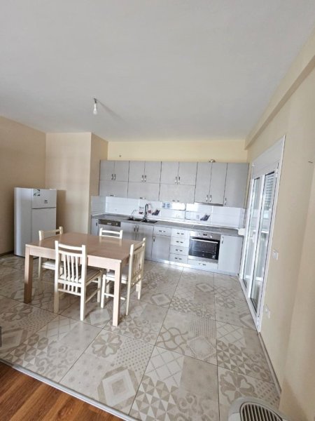 Jepet me Qera Hyrja 3+1 prane Vilave Amerikane ,Kati 3, 160 m² 550 €uro