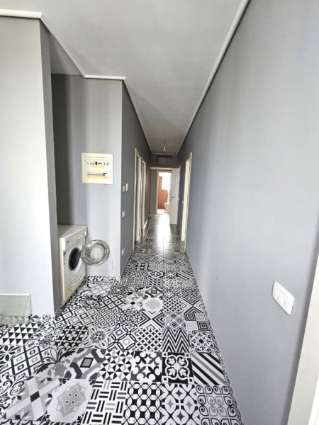 Jepet me Qera Hyrja 3+1 prane Vilave Amerikane ,Kati 3, 160 m² 550 €uro