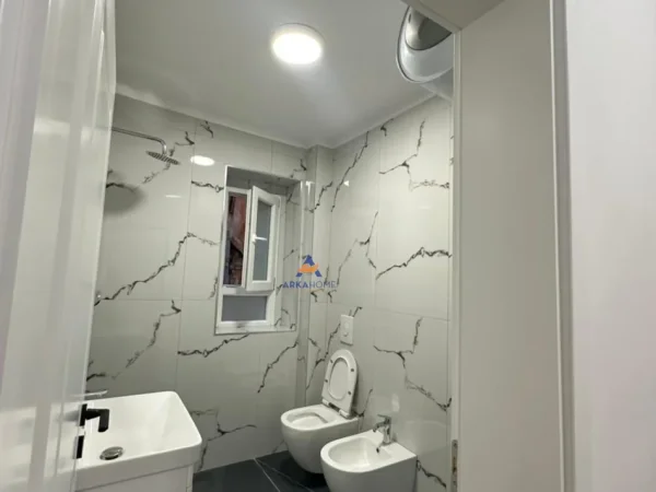 Tirane, shitet apartament 1+1+Ballkon Kati 3, 55 m² 153.000 € (NDODHET PRANE BULEVARDIT ZOGU I PARE,MINISTRIA E DREJTESISE)