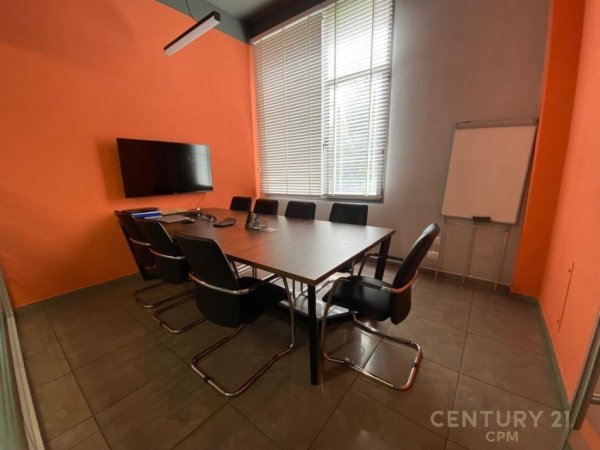 Tirane, jepet me qera zyre Kati 1, 90 m² 900 € (Komuna e Parisit)