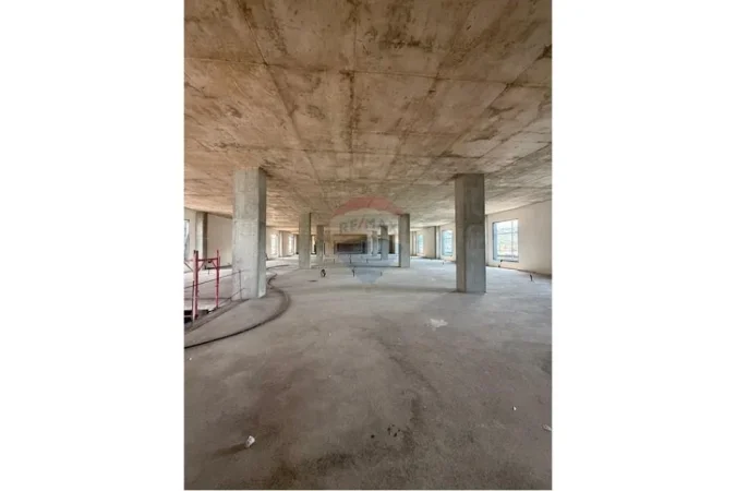 Tirane, jepet me qera ambjent biznesi , 810 m² 16.200 € 