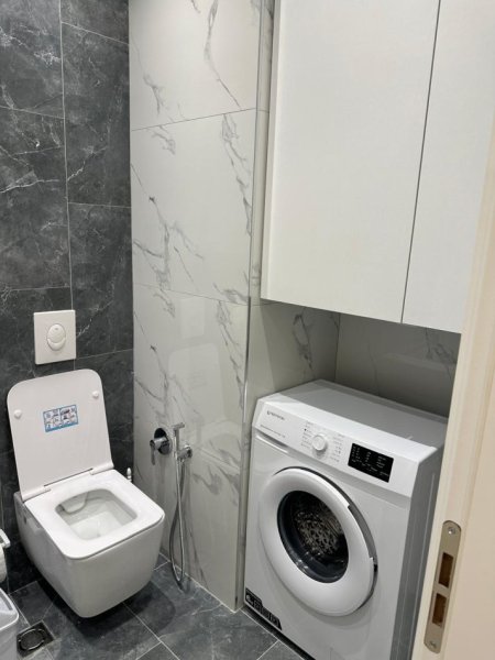 Tirane, jepet me qera apartament 1+1+Ballkon Kati 9, 60 m² 650 € (Rruga e Kavajes)
