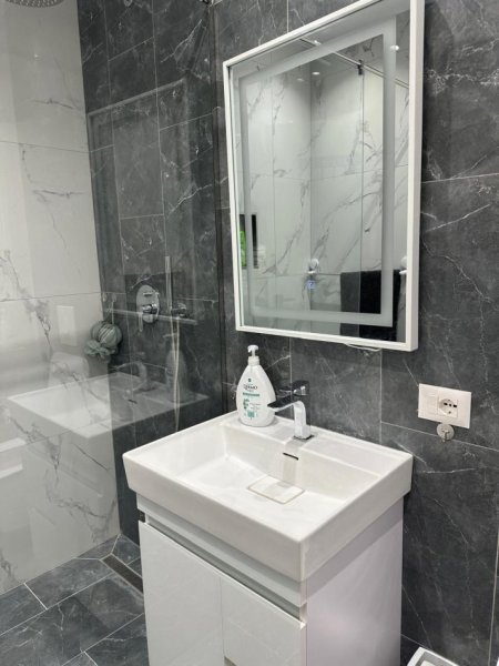 Tirane, jepet me qera apartament 1+1+Ballkon Kati 9, 60 m² 650 € (Rruga e Kavajes)