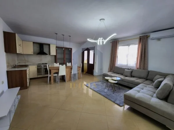 Tirane, shes apartament 2+1+Ballkon Kati 4, 75 m² 187.000 € (QENDER / TIRANE)