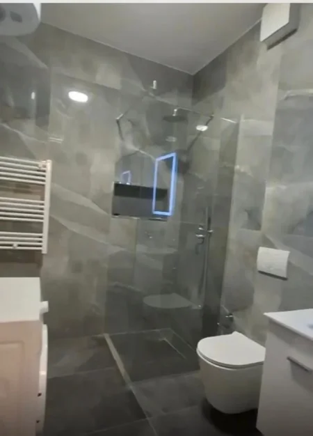 Tirane, jepet me qera apartament 1+1 , 90 m² 650 € (Mbrapa Ministrise se Drejtesise)