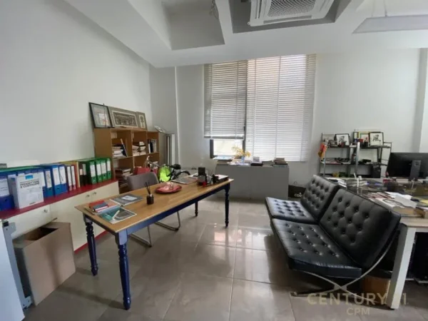 Tirane, jepet me qera zyre Kati 1, 90 m² 900 € (Komuna e Parisit)