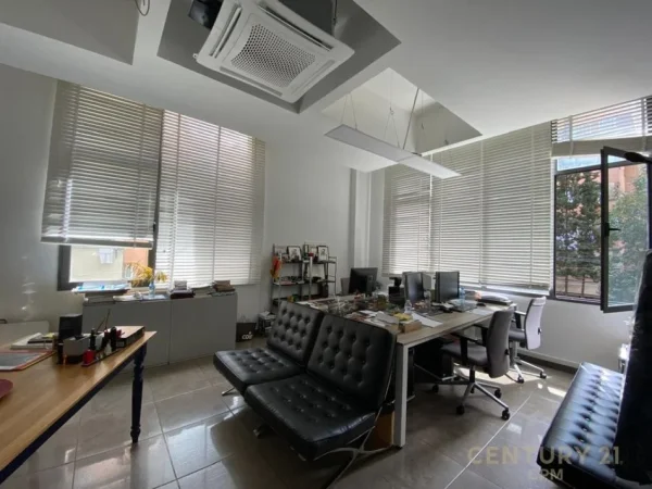 Tirane, jepet me qera zyre Kati 1, 90 m² 900 € (Komuna e Parisit)