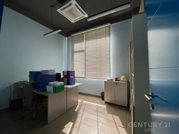 Tirane, jepet me qera zyre Kati 1, 90 m² 900 € (Komuna e Parisit)