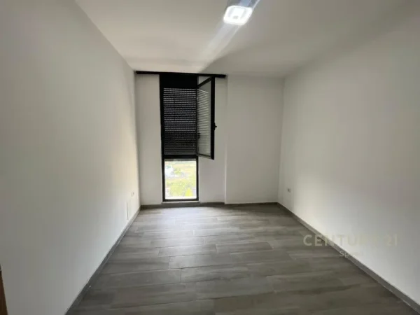 Tirane, jepet me qera apartament 3+1 Kati 5, 113 m² 530 € (5 Maji)
