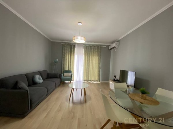 Tirane, jepet me qera apartament 2+1+Aneks+Ballkon Kati 2, 108 m² 750 € (Komuna e Parisit)
