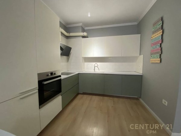 Tirane, jepet me qera apartament 2+1+Aneks+Ballkon Kati 2, 108 m² 750 € (Komuna e Parisit)