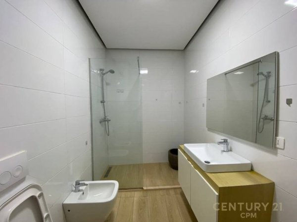 Tirane, jepet me qera apartament 2+1+Aneks+Ballkon Kati 2, 108 m² 750 € (Komuna e Parisit)