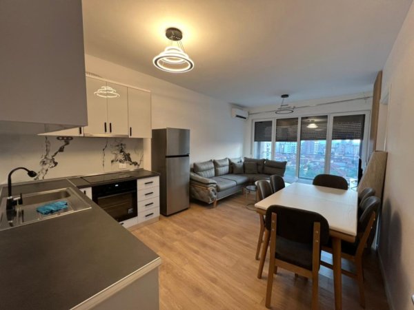 Tirane, jepet me qera apartament 2+1+Aneks+Ballkon Kati 4, 600 € (kinostudio)