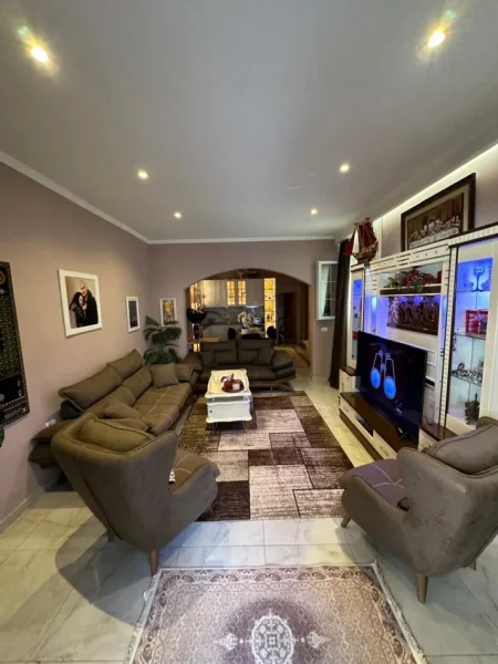 Tirane, shitet apartament 2+1+Aneks+Ballkon Kati 1, 187 m² 170.000 € (komuna e parisi)