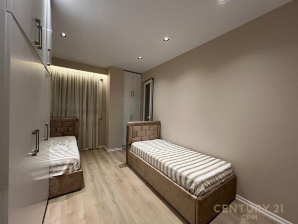 Tirane, jepet me qera apartament 2+1+Aneks+Ballkon Kati 7, 102 m² 600 € (Grand Gallery)
