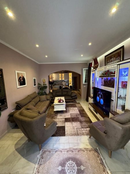 Tirane, shitet apartament 2+1+Aneks+Ballkon Kati 1, 187 m² 170.000 € (stadiumi dinamo)