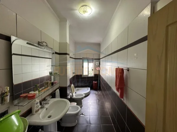 SHITET APARTAMENT 2+1 NE FRESK, PRANE ANA MARKET