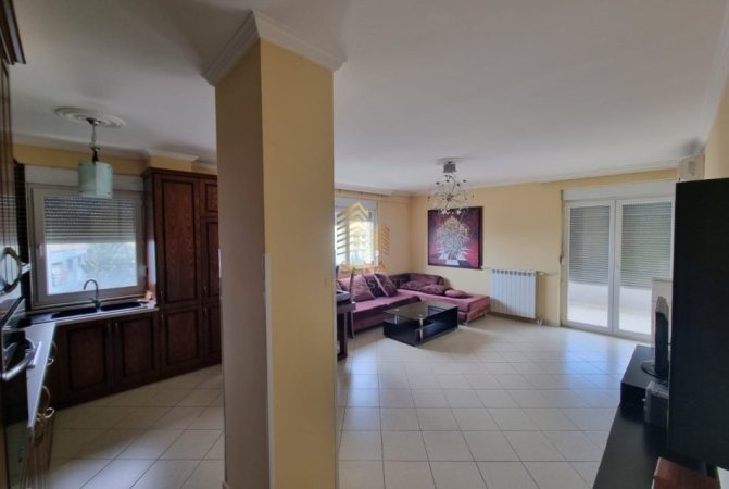 Tirane, jepet me qera apartament 2+1+Ballkon Kati 4, 110 m² 450 € (Rruga Allaman Dervishi)