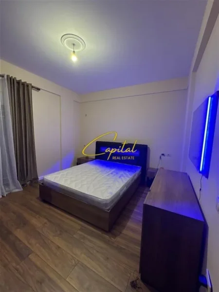 Tirane, jepet me qera apartament 2+1 Kati 4, 140 m² 600 € (PORCELAN)