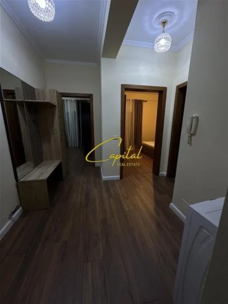 Tirane, jepet me qera apartament 2+1 Kati 4, 140 m² 600 € (PORCELAN)