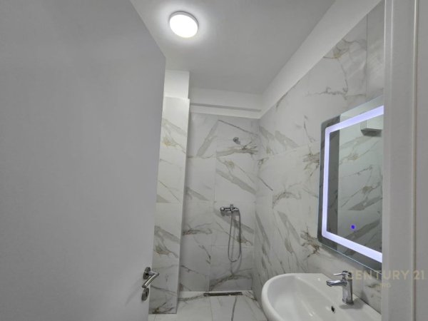 Tirane, jepet me qera apartament 2+1+Aneks+Ballkon Kati 5, 84 m² 550 € (Univers City)