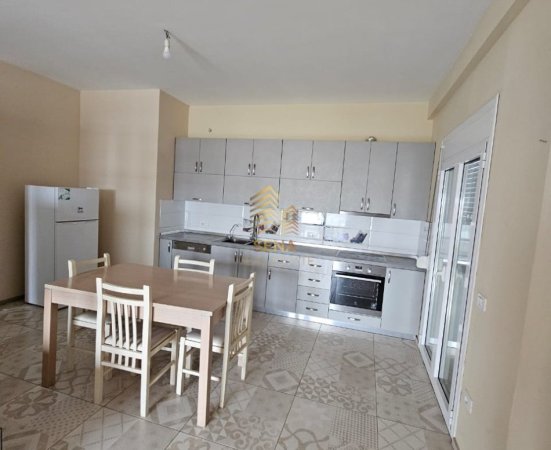 Tirane, jepet me qera Vile 3+1+Ballkon Kati 3, 122 m² 550 € (Rruga 3 Vellezrit Kondo)