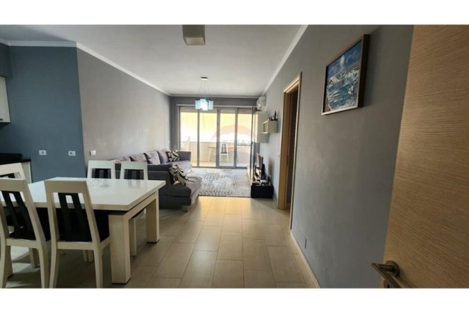 Tirane, jepet me qera apartament 2+1+Ballkon Kati 5, 111 m² 650 € 