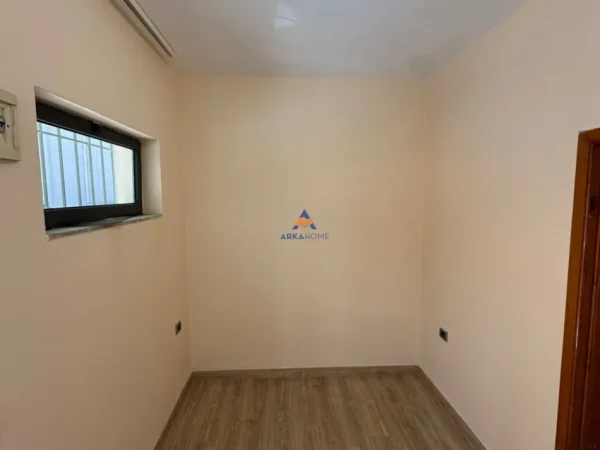Tirane, jepet me qera apartament 1+1 Kati 1, 63 m² 400 € (21 DHJETORI ,PRANE SHKOLLES SABAUDIN GABRANI)